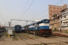 ET WDM3D/3A twins 11425/14086 stand in the through road at Patna Jn with the set for a Patna Jn - Bandra Terminus
