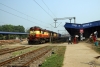 VSKP WDM3As 18938/16048 being removed from 12843 1730 (20/10) Puri - Ahmedabad at Raipur Jct